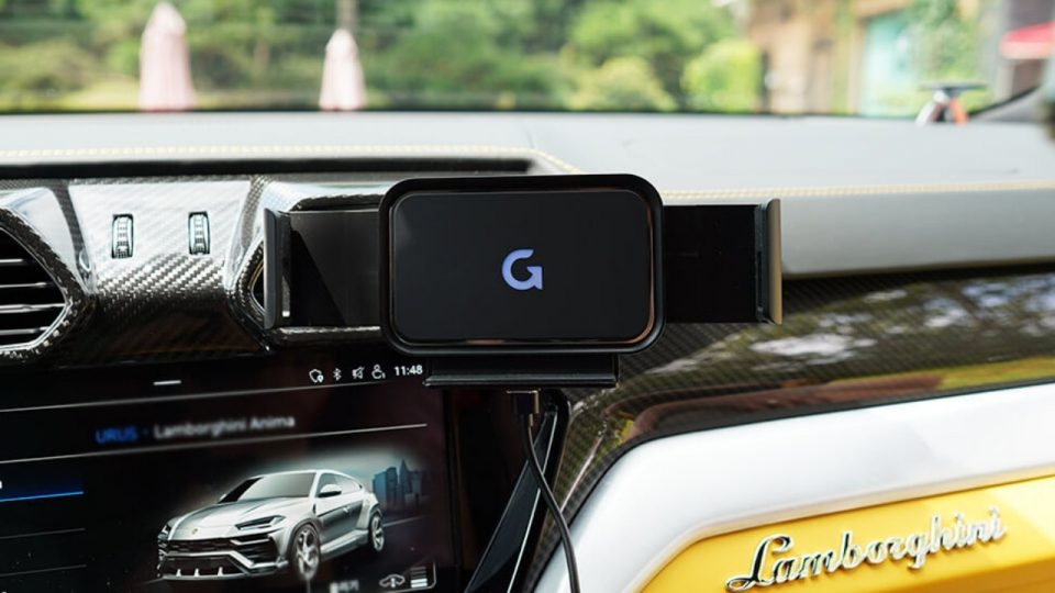 GAZE Wide H is a Wireless Car Charger Mount that Accents Landscape Mode