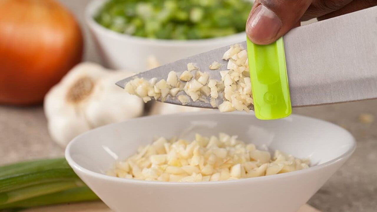 Quirky Glide Knife Cleaner Clips to Your Knife's Blade for a Quick Clean